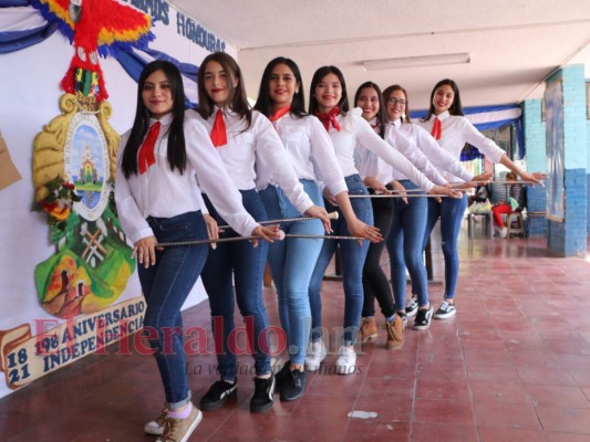 Estas bellas estudiantes son las que representarán al Instituto España Jesús Milla Selva en los desfiles del 15 de septiembre. Foto: Eduard Rodríguez/EL HERALDO.