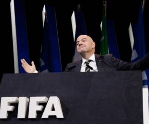 El presidente de la FIFA, Gianni Infantino, gesticula mientras camina hacia el escenario antes del inicio del 69no Congreso de la FIFA, en París. Foto: Agencia AP /Alessandra Tarantino.