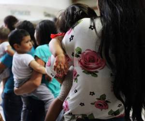 La más reciente crisis en materia de migración se desató al conocer que cientos de niños fueron separados de sus padres al pedir asilo en la frontera de Estados Unidos, entre ellos miles de hondureños. (Foto: AFP)
