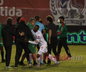 Tras el pitazo final se armó la bronca en el terreno de las acciones y yuvieron que intervenir algunos jugadores para que esto no pasara a mayores. Foto: Alex Pérez | EL HERALDO