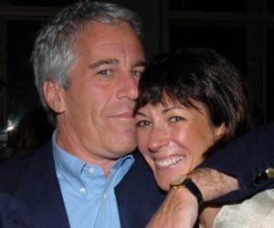 Ghislaine Maxwell le reclutaba adolescentes a Jeffrey Epstein, según las informaciones.