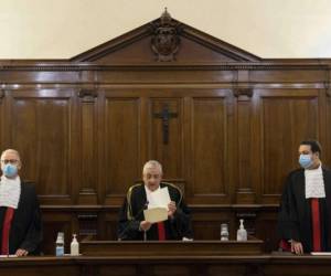 Vaticano muestra a los magistrados durante el juicio del ex presidente del banco IOR del Vaticano, Angelo Caloia (no en la imagen) por cargos de malversación de fondos en el juzgado del Vaticano. Foto: AFP.