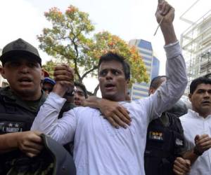 Líder opositor, Leopoldo López, se entrega a la policía en mítin contra el gobierno. Foto AFP