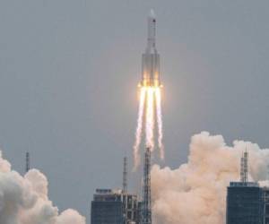 Se sabe que el cohete viajaba a una velocidad de 28 mil kilómetros por hora. FOTO: AFP