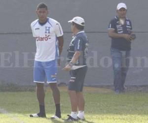 El delantero catracho, Carlo Costly, charló a solas unos minutos junto a Jorge Luis Pinto previo al inicio del entrenamiento (Foto: Delmer Martínez/OPSA)