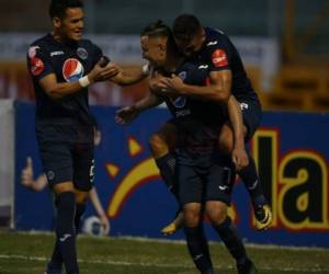 Erick Andino marcó el gol de Motagua a los 75 minutos ante el Honduras y lo celebra con el paraguayo Roberto Moreira y el defensa Marcelo Pereira. Foto: Johny Magallanes / El Heraldo.