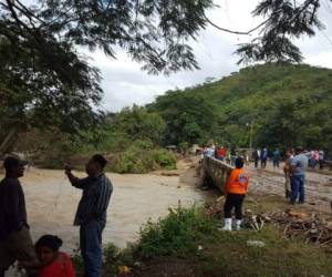 Los pobladores de Trojes están incomunicados con Danlí debido a que la carretera se dañó en varias partes a raíz de las llenas.