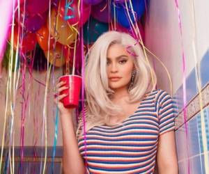 Este 10 de agosto Kylie Jenner cumplirá 21 años y como toda una empresaria decidió lanzar una nueva colección de cosméticos a la que llamó 'Hello 21'.