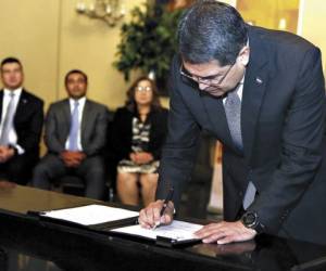 El presidente de la República, Juan Orlando Hernández, al momento de firmar la declaración de Honduras como Estado Abierto e instalar la Mesa Interinstitucional por la Transparencia.