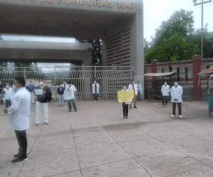 Son más de 150 alumnos de Medicina los que enfrentan la misma problemática y necesitan el título para laborar.