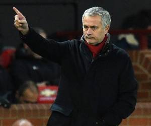 José Mourinho estará durante dos años más al frente del Manchester United. (AFP)
