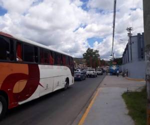 Las largas filas de vehículos se observaron desde horas de la mañana de este miércoles en la capital de Honduras.