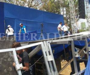 El entarimado no soportó el peso de las personas que realizaban el acto político en Choluteca. Fotos: Gissela Rodríguez / El Heraldo.