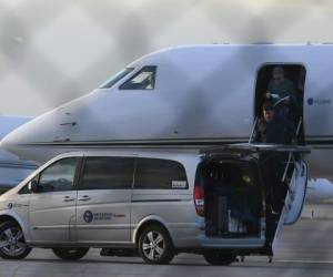 Jorge Messi, padre y agente de Lionel Messi llega al aeropuerto de Barcelona el 2 de septiembre de 2020. Foto: Agencia AFP.