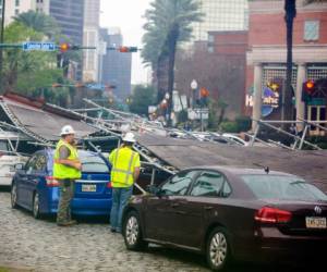 Los fuertes vientos causados por una tormenta invernal derrumbaron el andamio alrededor de un hotel en Nueva Orleans. (Sophia Germer/The Advocate via AP)