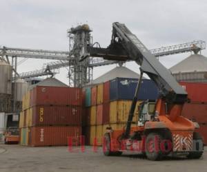 El déficit comercial se deriva de exportaciones de mercancías generales por 2,647.4 millones de dólares y 6,069.1 millones en importaciones. Foto: El Heraldo