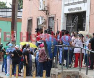 Las consignas hicieron eco en la calle El Telégrafo, docenas de empleados sanitarios vociferaron su malestar a un año del inicio de la pandemia. Ahora solo pueden esperar que les cumplan lo prometido. Foto: Johny Magallanes/El Heraldo