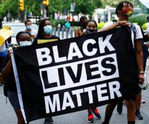 Trabajadores y sectores vulnerados en Estados Unidos han visto en el movimiento 'Black Lives Matter' su oportunidad para ser escuchados. Foto: AP