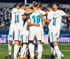 Los blancos, a cinco puntos de los azulgranas, se enfrentan a un Girona que necesita buenos resultados para alejarse de la zona de descenso. (Foto: Real Madrid en Twitter )