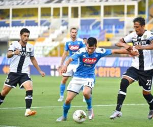 Bruno Alves y Gaston Brugman de Parma compiten por el balón con Hirving Lozano de Napoli, en el centro, durante el partido de fútbol de la Serie A italiana. Foto: AP