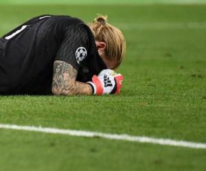 Loris Karius, el portero del Liverpool, fue el protagonista de un terrible blooper a los 50 minutos de la final de la Champions League. Al final se tiró al césped y lloró. Fotos AFP|AP