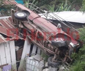 Así quedó el vehículo al caer sobre la vivienda en la colonia Los Pinos. Foto: EL HERALDO