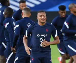 El delantero francés Kylian Mbappé reacciona mientras participa en una sesión de entrenamiento en el estadio Meineau de Estrasburgo, en el este de Francia. Foto: AFP