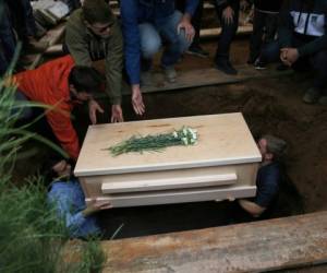 El féretro con los restos mortales de Howard Jacob Miller Jr., de 12 años, recibe sepultura en el cementerio de la Colonia LeBarón, México, el 8 de noviembre de 2019, durante el entierro de Rhonita Miller y de cuatro de sus hijos, asesinados en una emboscada de un cártel del narcotráfico.