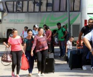 Cientos de personas regresaban este domingo a Tegucigalpa desde el interior de país tras pasar vacaciones del feriado morazánico. Foto: Jimmy Argueta - El Heraldo.