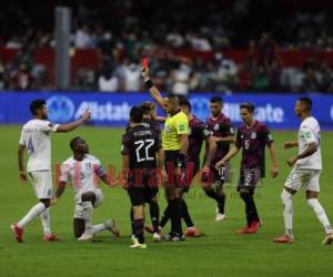 El capitán de la H no midió su fuerza para cometerle una fuerte entrada al goleador del Tricolor. Foto: Johny Magallanes | EL HERALDO