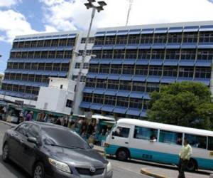 El cierre de la vía se debe al desmontaje parasoles del edificio del Hospital Escuela Universitario (HEU).