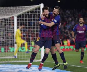 Leo Messi celebrando junto a Jordi Alba un gol del Barcelona. (AP)