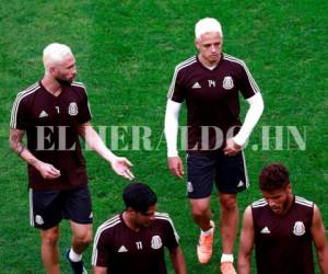 Layún y 'Chicharito' durante el entrenamiento de la selección mexicana el domingo 1 de julio.