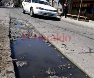 Los agujeros que se han formado en la arteria permanecen llenos de aguas residuales.