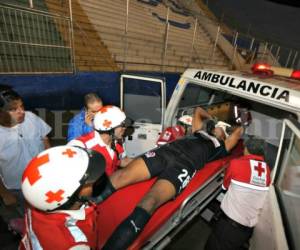Donis Escober es trasladado por los cuerpos de sócorro de la Cruz Roja a un centro asistencial para ser operado. Foto: David Romero / El Heraldo.