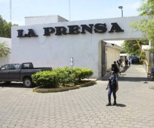 “Dentro de la redacción de LA PRENSA hay periodistas quienes quedaron incomunicados porque policías no les permiten acceso a sus medios electrónicos”, informó el medio. Foto: Twitter La Prensa Nicaragua.