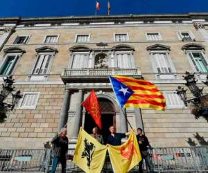 La mayoría independentista del Parlamento catalán aprobó el viernes la declaración de secesión. Foto AFP