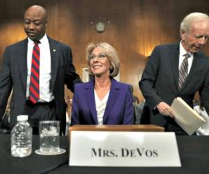 Betsy DeVos es una multimillonaria que apuesta por un sistema alternativo al público. Foto AP