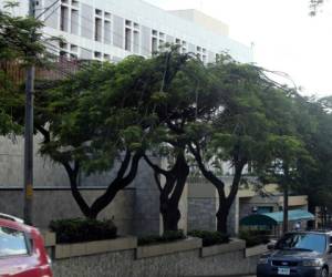 Fachada del edificio de la Embajada de los Estados Unidos en Honduras.