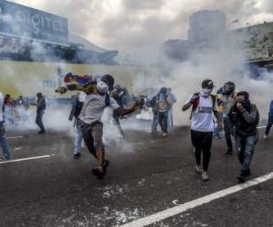 Las violentas protestas ya han dejado una treitena de muertos en ese país sudamericano. Foto: AFP