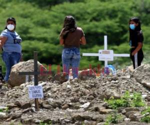 Cada día son varias las familias que se despiden de parientes fallecidos con sospechas de covid-19 en el Jardín Los Ángeles, cercano a la capital. Foto: Alex Pérez/ EL HERALDO