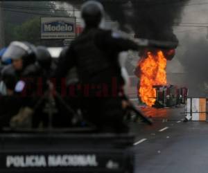 Las fuerzas antimotines y seguidores del gobierno ententaron impedir la movilización, denunciaron sus organizadores. Un vehículo policial fue volcado y quemado por manifestantes, permanece en medio de la calle, luego de una protesta antigubernamental.