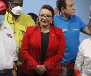 Xiomara Castro está rebasando a Nasry 'Tito' Asfura con un 53.87%. Foto: David Romero/El Heraldo