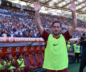 Francesco Totti se despide de su público en el último juego que vistió oficialmente la camiseta de la Roma (Foto: Agencia AFP)