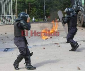 Un nuevo enfrentamiento se registró este miércoles en los portones de Ciudad Universitaria. Fotos David Romero/EL HERALDO