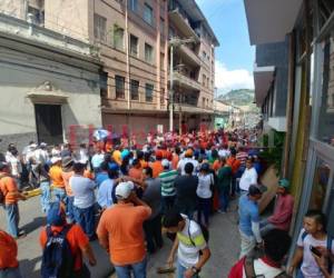 Decenas de empleados de Hondutel protestaron este miércoles ante la Secretaría de Finanzas. Foto: Alejandro Amador/El Heraldo.