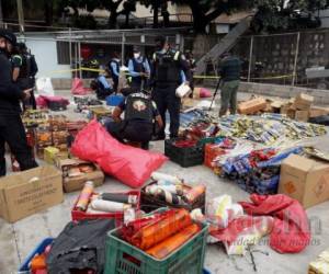 Un gran decomiso de pólvora se realizó en el barrio El Chiverito. Los potentes morteros fueron llevados hasta la antigua Penitenciaría Central antes de ser quemados en el botadero municipal. Foto: Efraín Salgado | EL HERALDO.