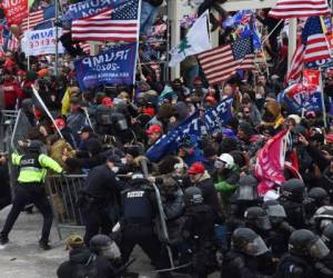 Una turba de seguidores de Donald Trump irrumpió con fuerza en el Capitalino de Estados Unidos mientras sesionaban para certificar la victoria de Joe Biden. Foto: Agencia AFP.