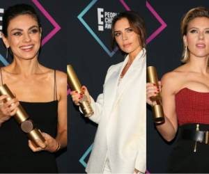 Mila Kunis, Victoria Beckham y Scarlett Johansson posan con su galardón.