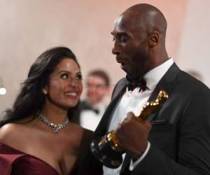 Kobe Bryant junto a su esposa con la estatuilla del Oscar.